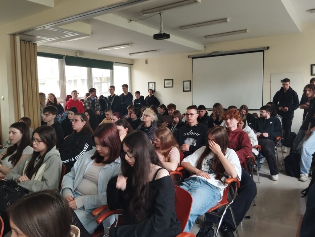 Uczniowie podczas debaty z okazji Dnia Ziemi