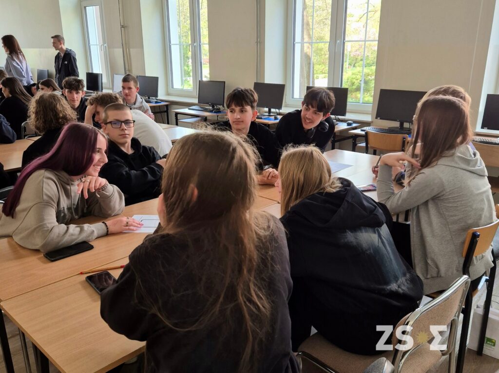 Uczniowie podczas zajęć na UWM - Dzień z Ekonomią.