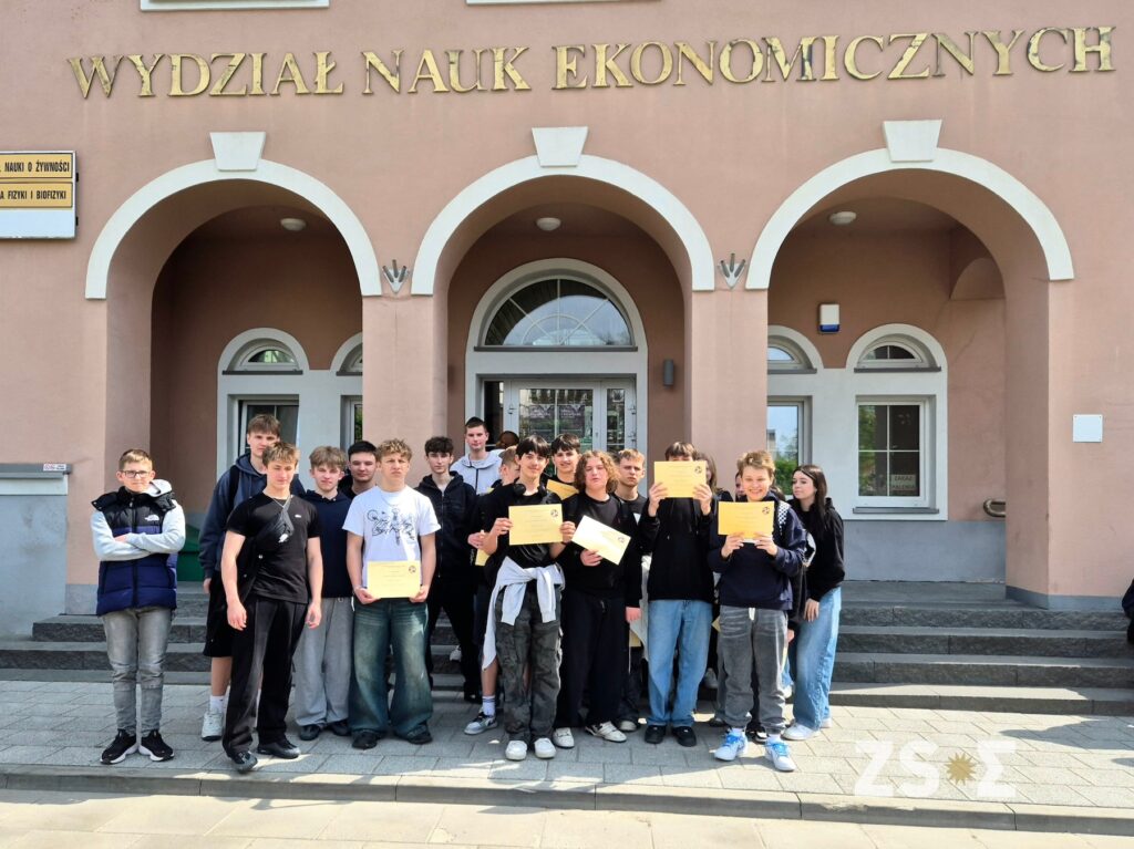 Uczniowie z naszej szkoły z dyplomami przed WNE.