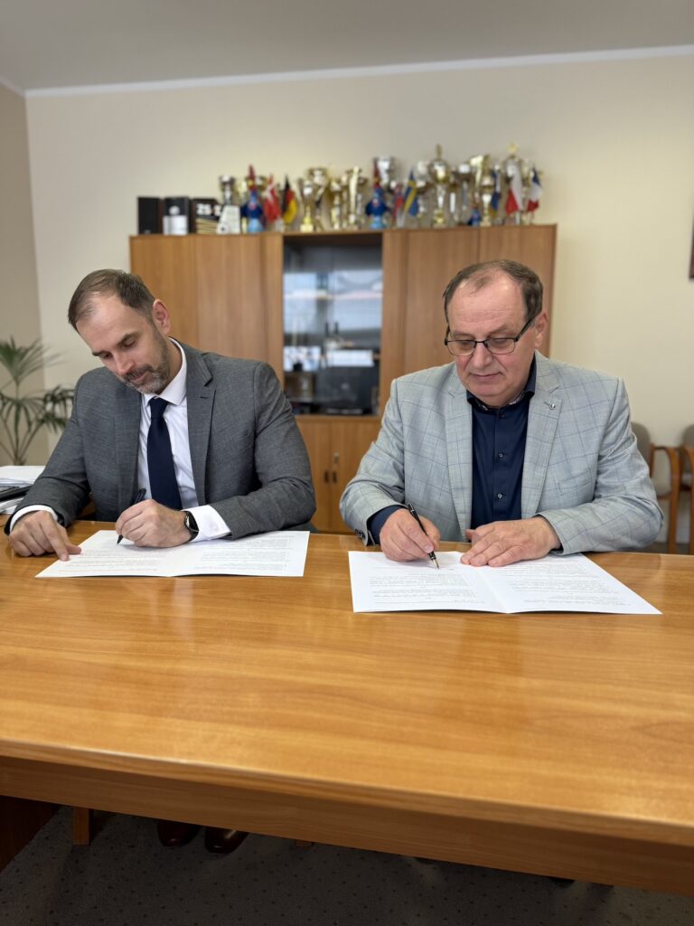 Podpisanie porozumienia przez dyrektora ZSE oraz podinsp. p.o. CBZC w Olsztynie