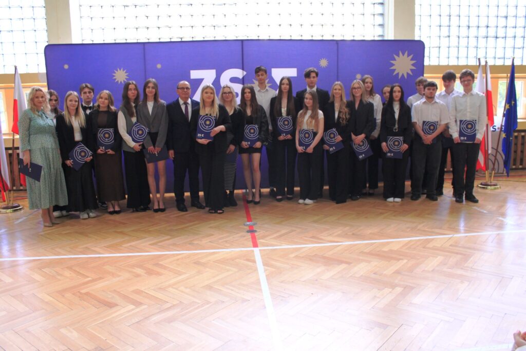 Klasa 5T z wychowawcą i Dyrekcją po rozdaniu świadectw.