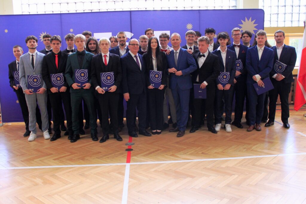 Klasa 5I z wychowawcą i Dyrekcją po rozdaniu świadectw.