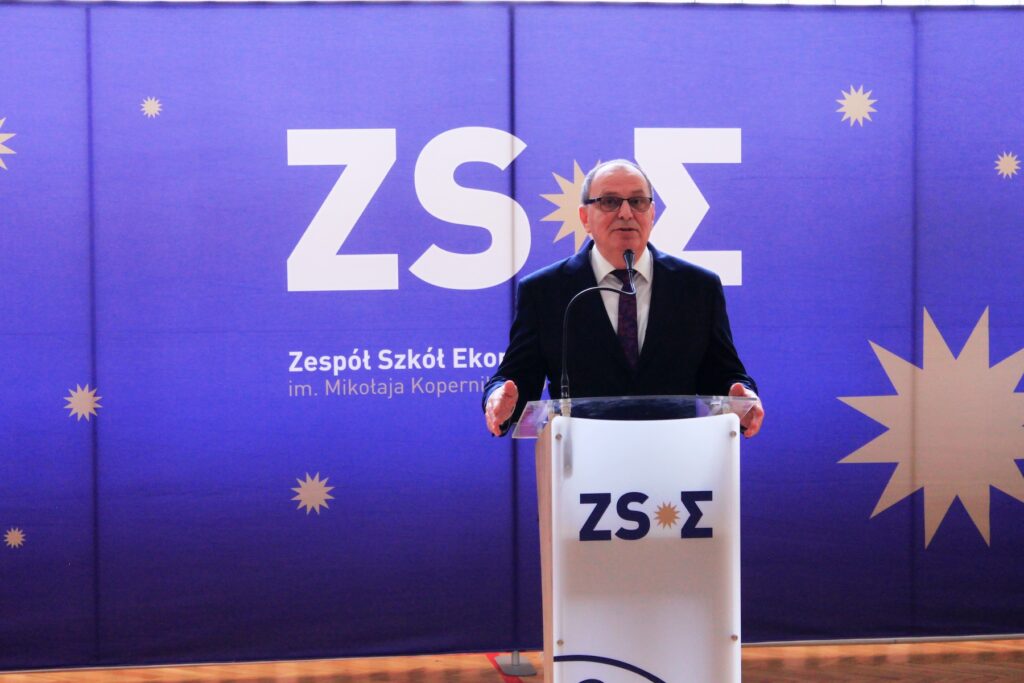 Dyrektor ZSE przemawiający podczas zakończenia roku maturzystów.