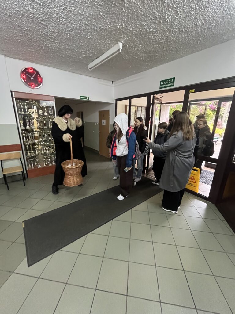 Przywitanie ósmoklasistów w szkole.