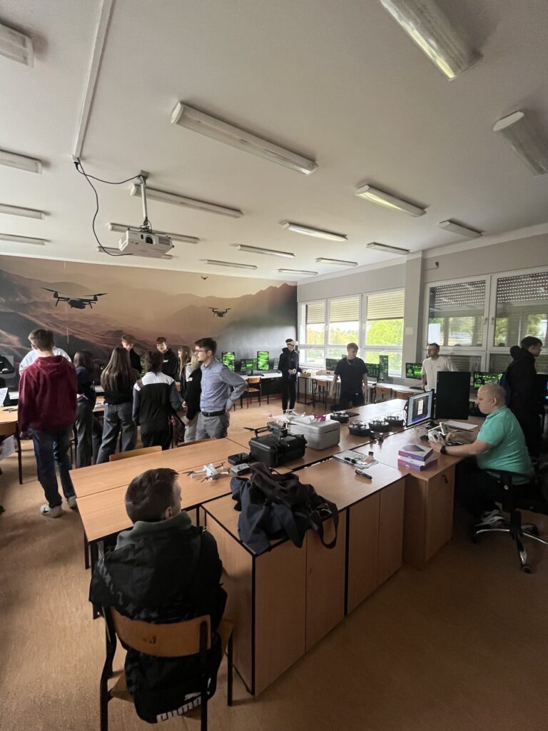Uczniowie podczas zwiedzania szkoły.