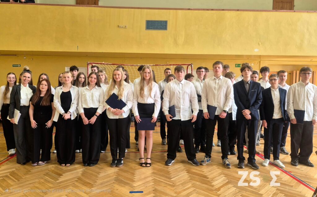 Reprezentacja uczniów występujących podczas apelu z okazji Ustanowienia Konstytucji 3 Maja.
