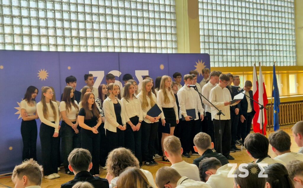 Uczniowie występujący podczas apelu z okazji Ustanowienia Konstytucji 3 Maja.