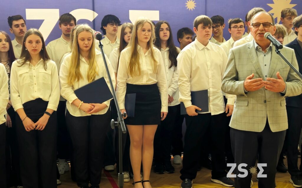 Uczniowie występujący podczas apelu z okazji Ustanowienia Konstytucji 3 Maja.