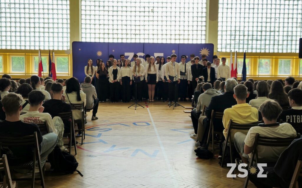 Uczniowie podczas apelu.
