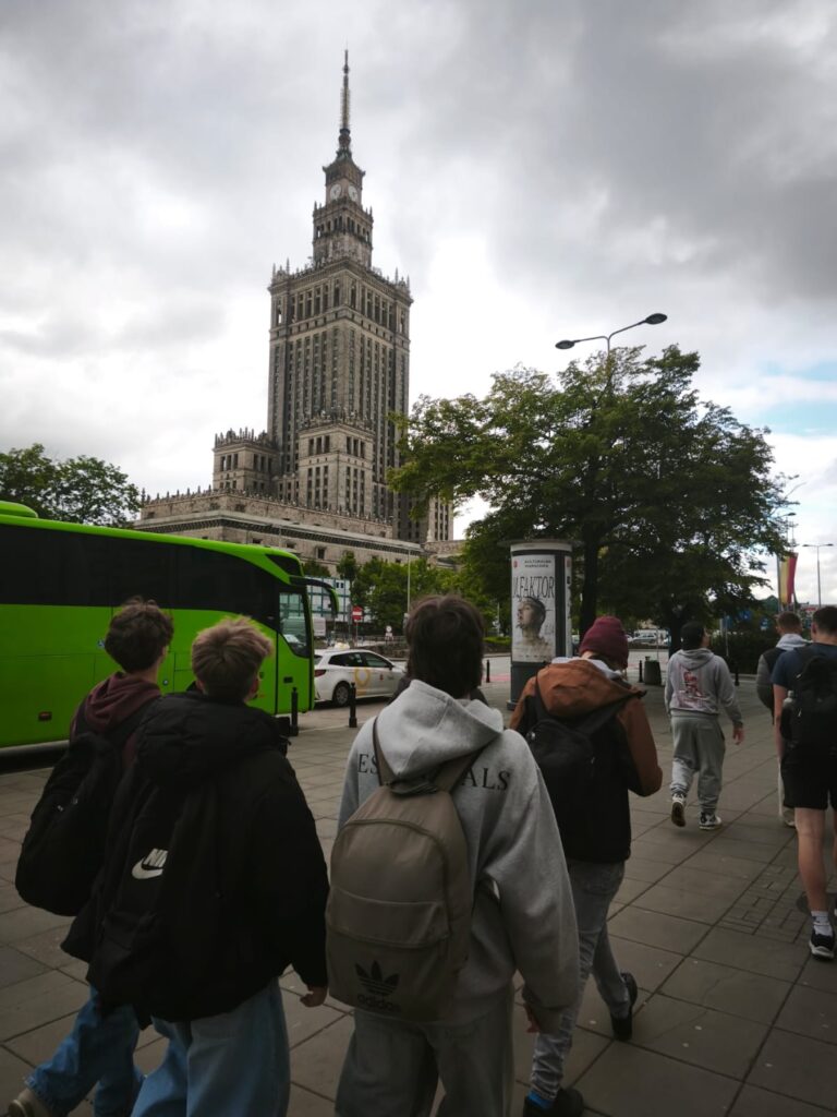 Uczniowie podczas spaceru po Warszawie.