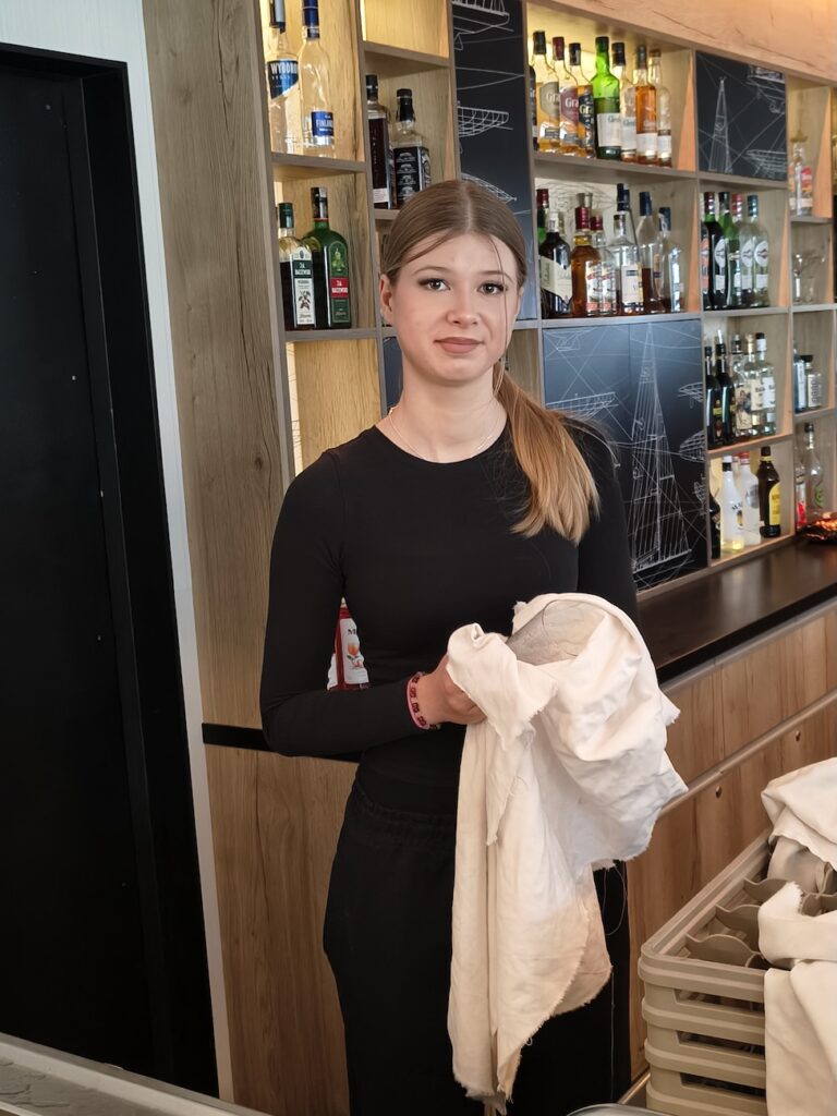 Uczennica w restauracji.