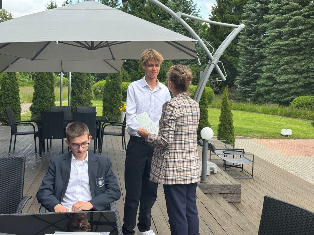 Uczeń odbierający podziękowania i referencje za pracę w hotelu.