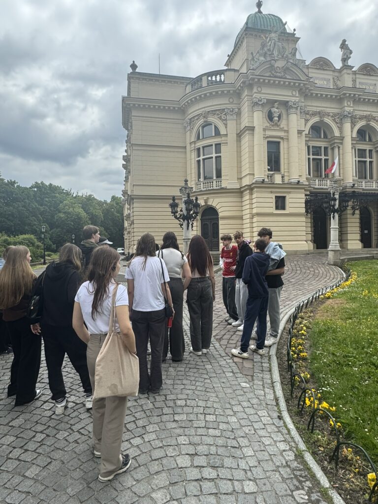 Uczniowie pod Teatrem im. Juliusza Słowackiego w Krakowie.