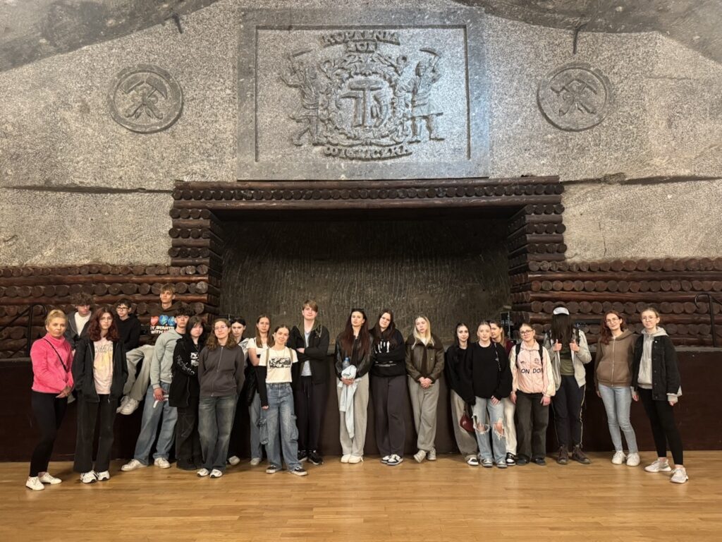 Uczniowie na wycieczce w Wieliczce.