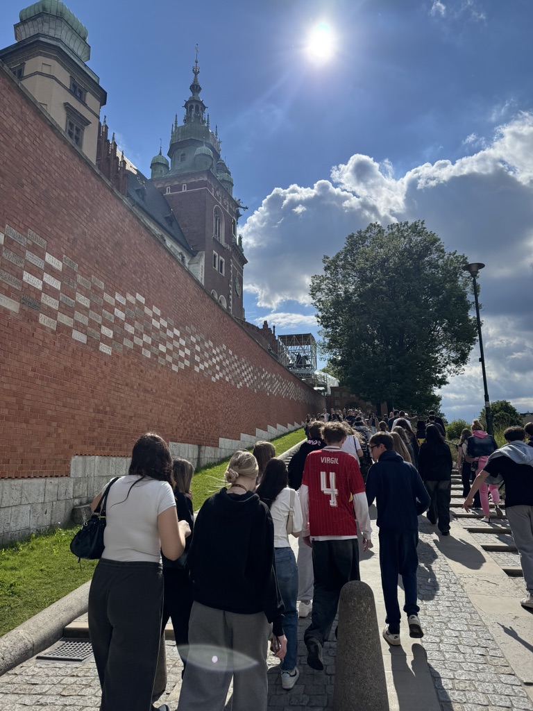 Uczniowie udający się na Wawel.