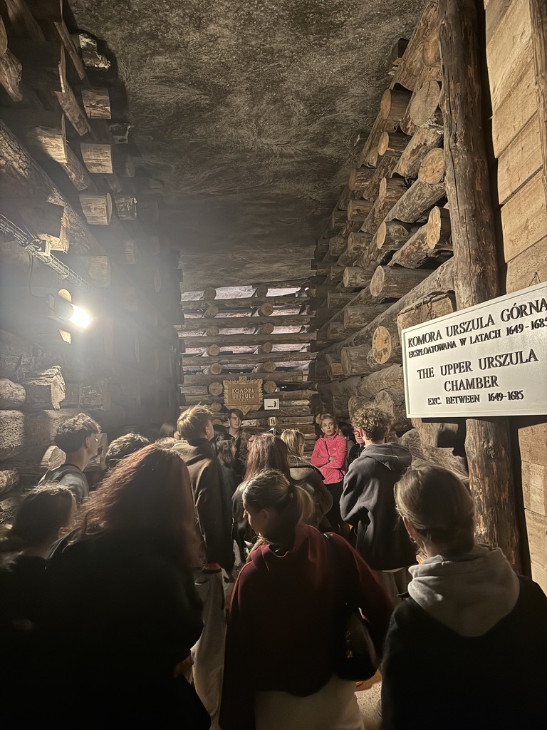 Uczniowie zwiedzający Kopalnię Soli w Wieliczce.