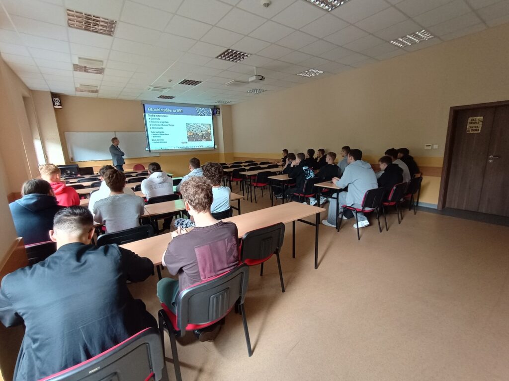 Uczniowie podczas ćwiczeń na UWM