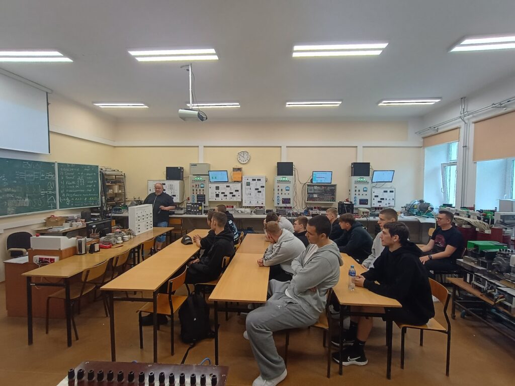 Uczniowie z wykładowcą