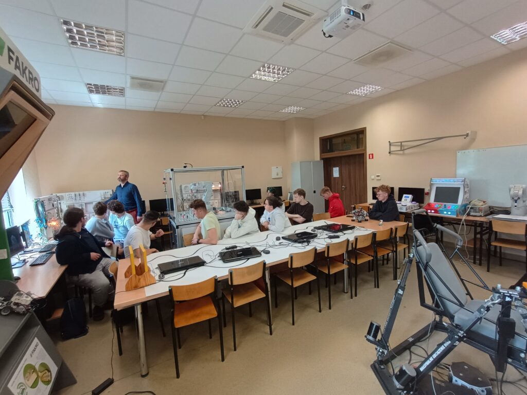 Uczniowie podczas warsztatów na Wydziale Nauk Technicznych na UWMie