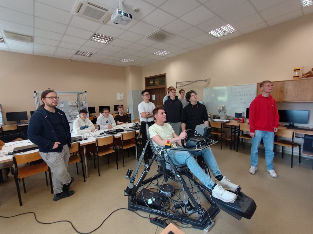 Uczniowie wykorzystujący nowoczesne technologie podczas ćwiczeń na UWMie.