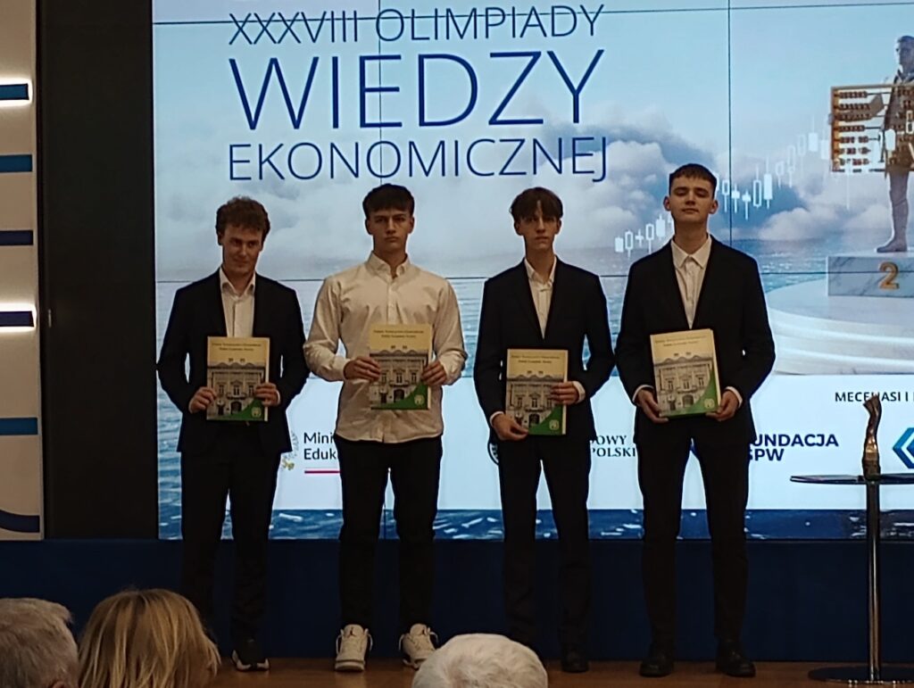 Uczeń ZSE na scenie podczas Gali Olimpiady Wiedzy Ekonomicznej.