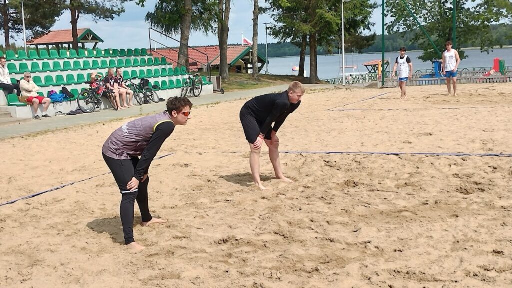 Uczniowie podczas meczu w piłce plażowej.