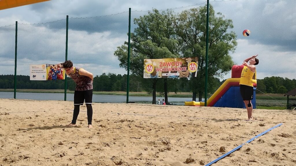 Uczniowie podczas meczu w piłce plażowej.