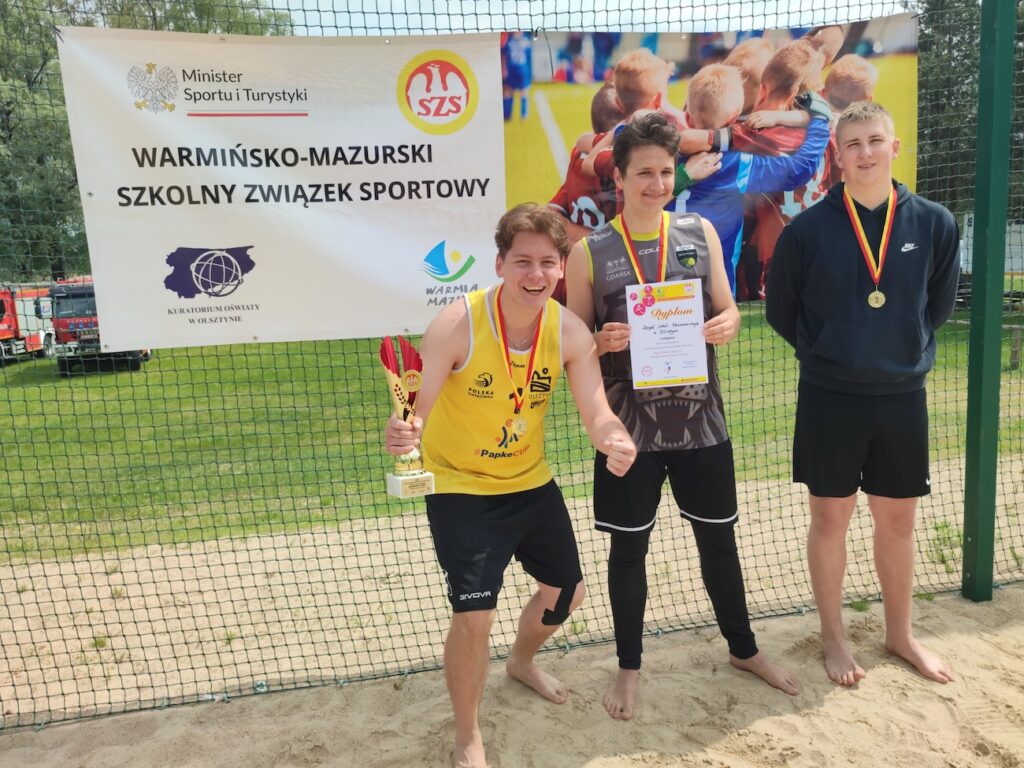 Uczniowie cieszący się ze zdobytej nagrody.