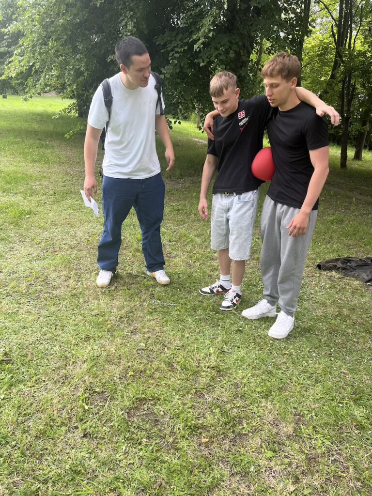 Uczniowie podczas zabawy terenowej.
