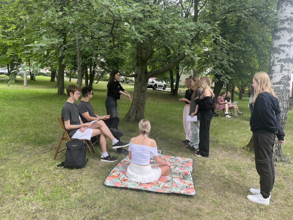 Uczniowie podczas kalamburów.