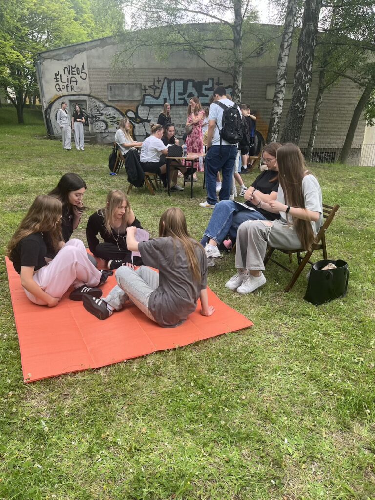 Uczniowie podczas zabawy terenowej.