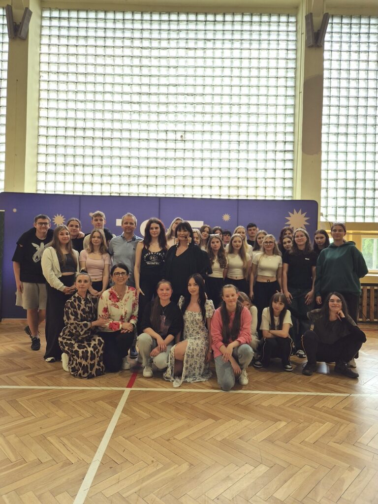 Zdjęcie grupowe uczniów i nauczycieli ZSE z Iwoną Pavlović.
