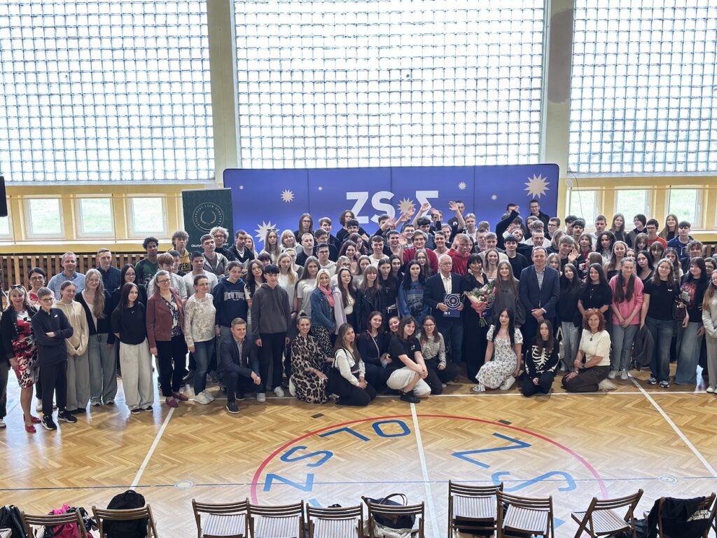 Zdjęcie grupowe z Iwoną Pavlović.