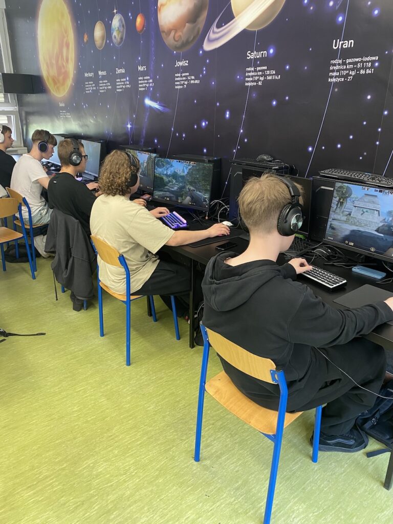 Uczniowie ZSE podczas rozgrywek CSa.