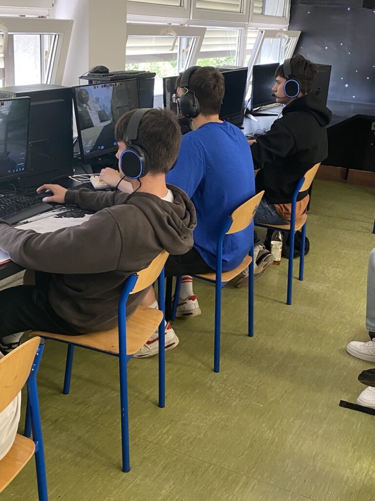 Uczniowie biorący udział w szkolnym turnieju CS.