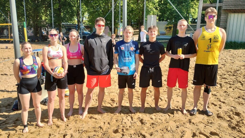 Reprezentacja ZSE podczas zawodów w piłce plażowej.