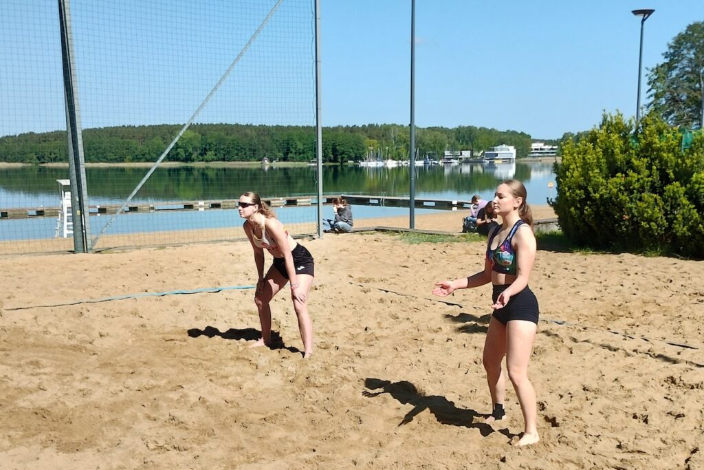 Zawodniczki ZSE podczas rozgrywek w piłce plażowej.