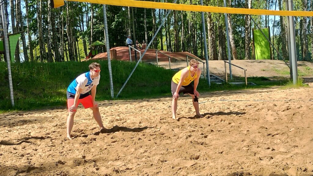Zawodnicy ZSE podczas rozgrywek w piłce plażowej.