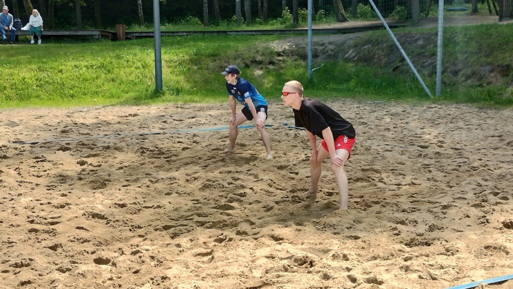 Zawodnicy ZSE podczas rozgrywek w piłce plażowej.