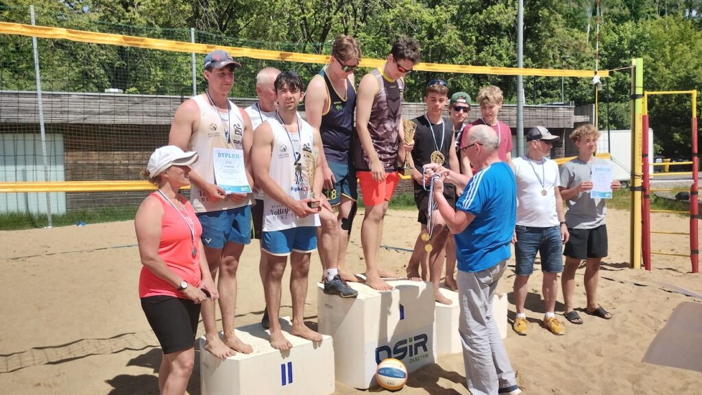 Uczniowie ZSE na podium odbierający nagrodę.