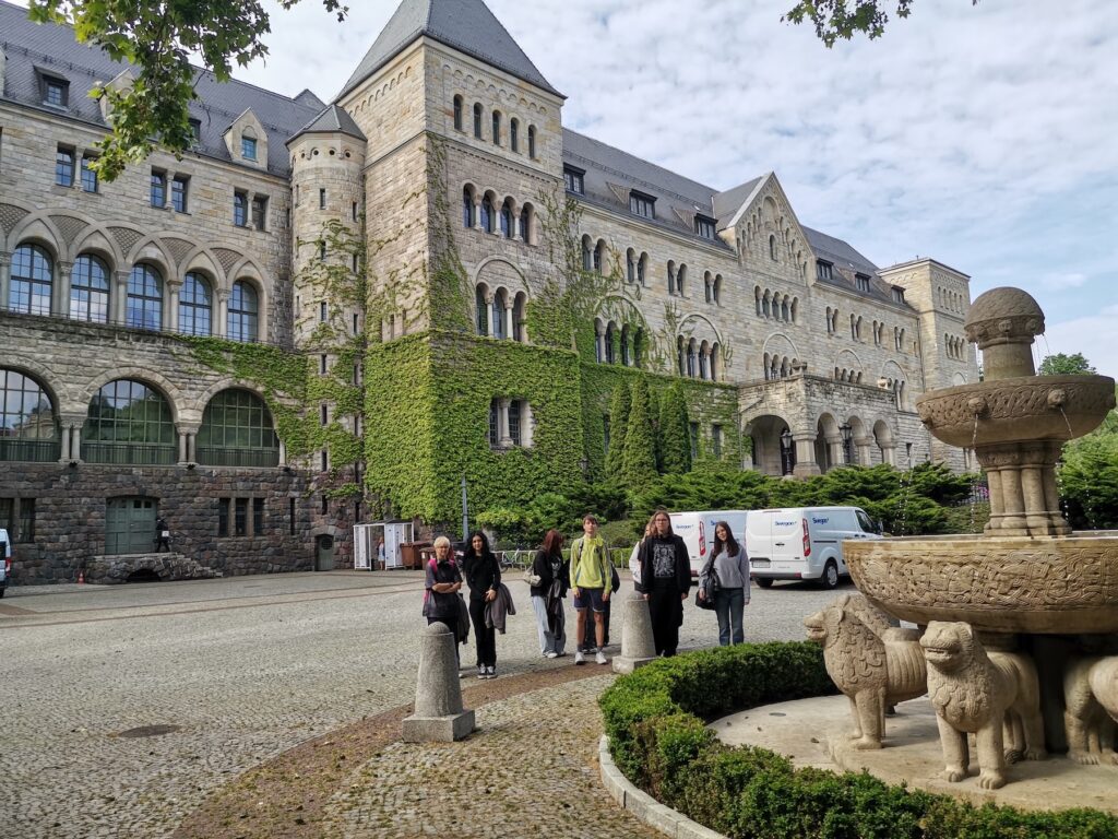 Uczniowie w Poznaniu zwiedzający architekturę.