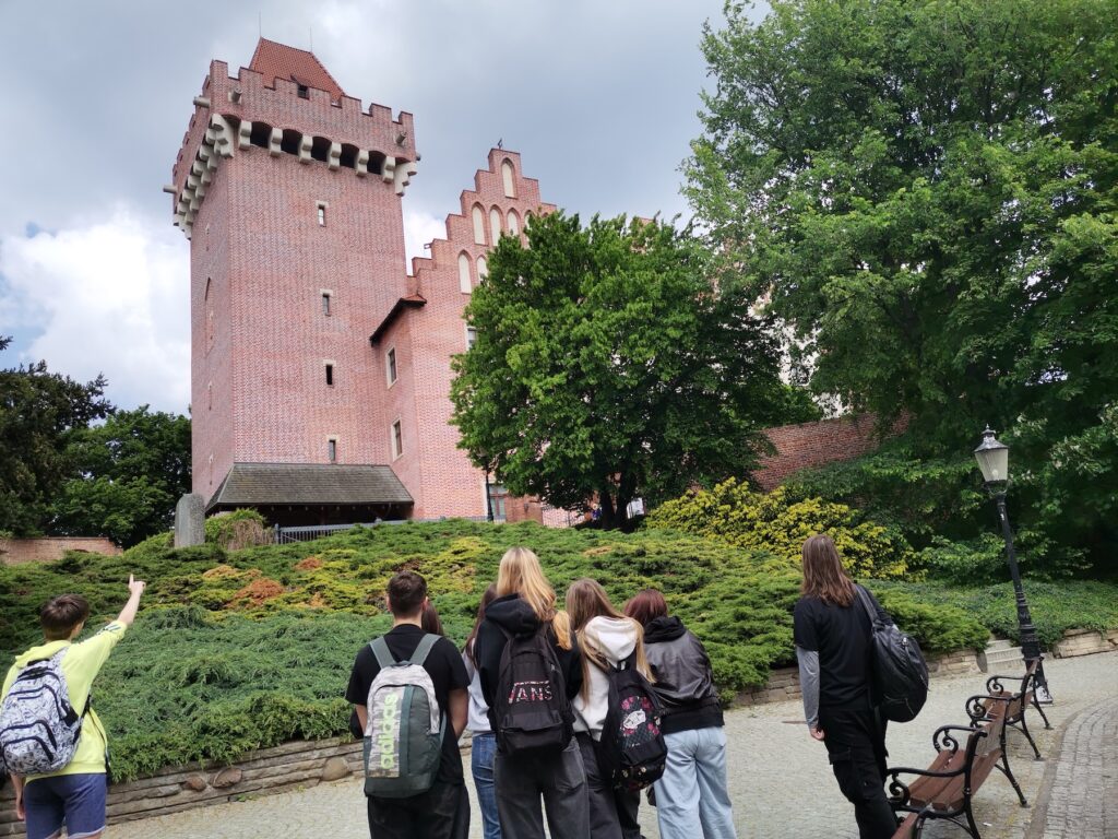 Uczniowie zwiedzający Poznań