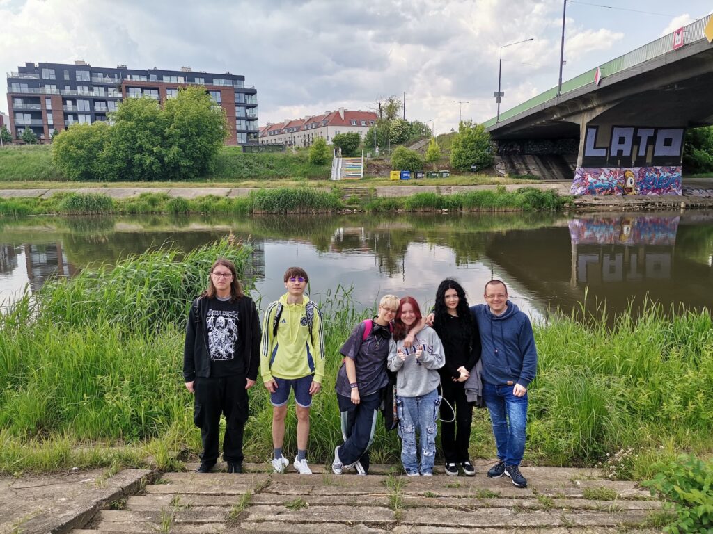 Uczniowie wraz z nauczycielem nad Wartą