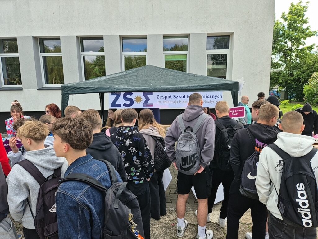 Uczniowie odwiedzający stoisko ZSE podczas Zawodowej Majówki.