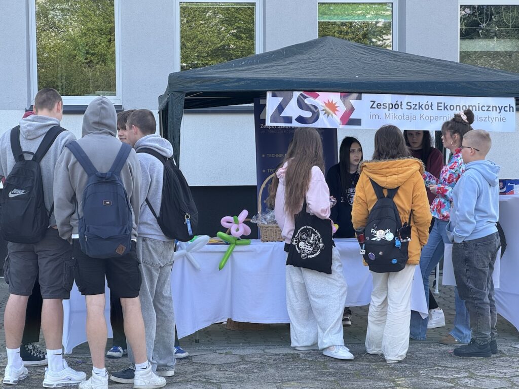 Uczniowie odwiedzający stoisko ZSE podczas Zawodowej Majówki.