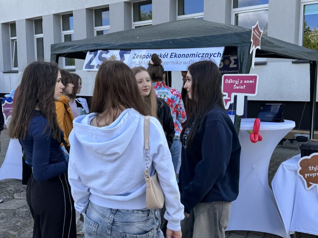 Uczniowie ZSE opowiadający o profilach w szkole.