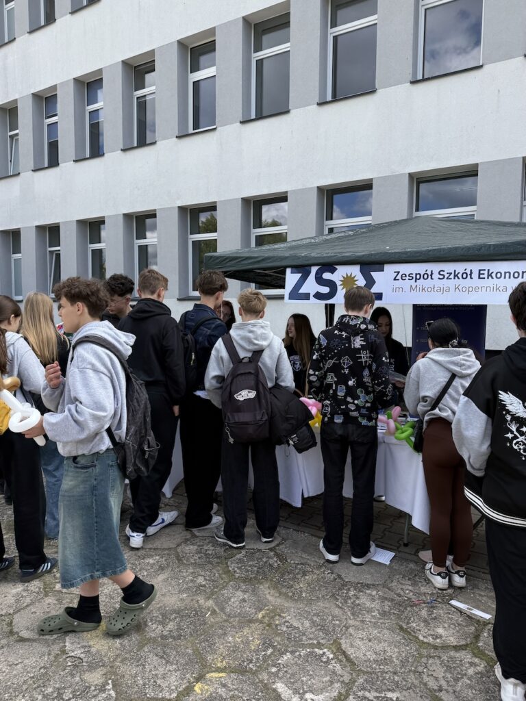 Uczniowie przy stoiku ZSE podczas Zawodowej Majówki.