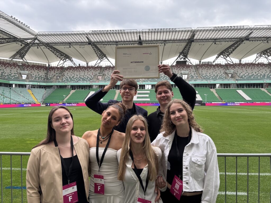 Uczniowie ZSE na stadionie w Warszawie podczas finału.