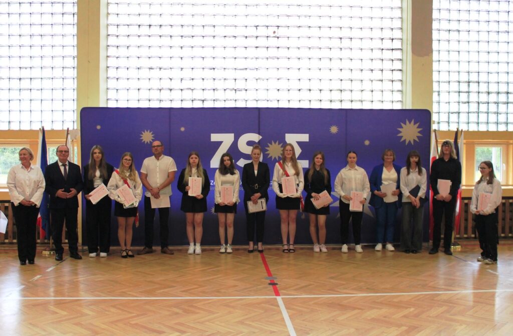 Uczniowie pozujący do zdjęcia grupowego.