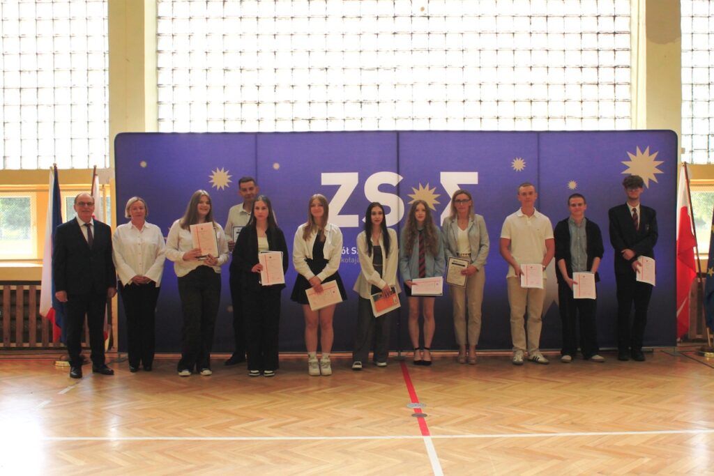 Zdjęcie grupowe uczniów z dyplomami.